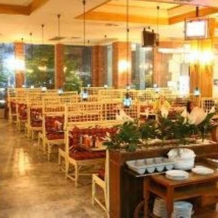 13 Coins Airport Hotel Ngam Wong Wan - Domestic Bangkok Exteriör bild