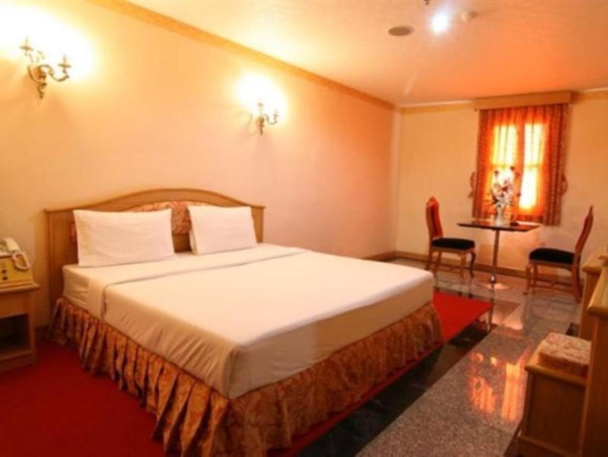 13 Coins Airport Hotel Ngam Wong Wan - Domestic Bangkok Exteriör bild