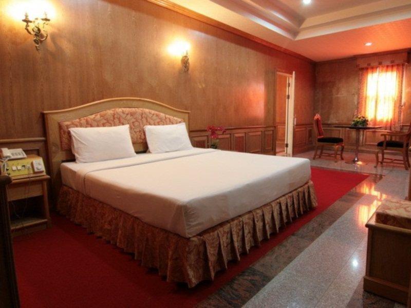 13 Coins Airport Hotel Ngam Wong Wan - Domestic Bangkok Exteriör bild